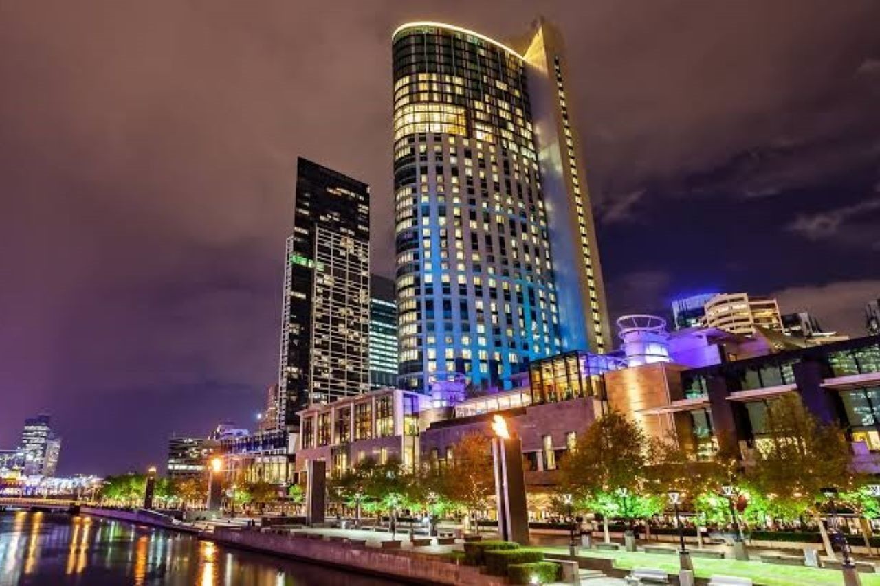 Crown Towers Melbourne Hotel Exterior photo The Crown Hotel at Night